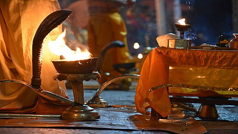 आरतीच्या वेळी गर्दी टाळण्यासाठी भन्नाट आयडिया; सोसायटीच्या मजल्यांमध्ये लावले लाऊड स्पीकर