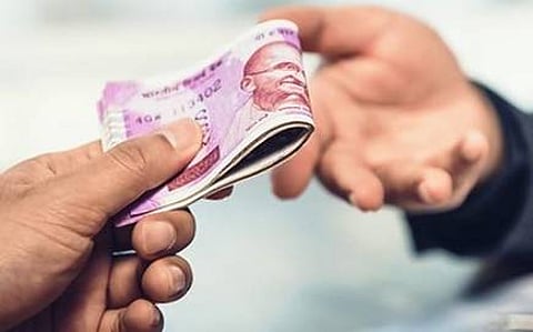 डॉक्टररूपी "देव" बाटला! मृत्यूच्या दाखल्यासाठी केली पैशांची मागणी