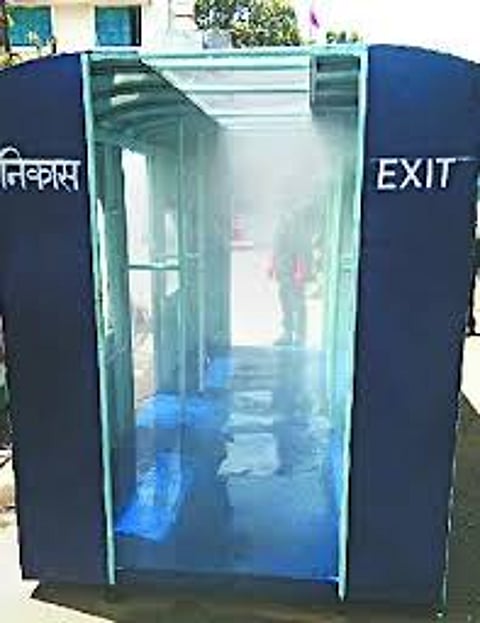 सॅनिटायझर फवारणीचा देशी जुगाड बंद! केंद्रीय आरोग्य मंत्रालयाची चपराक