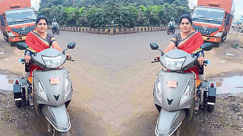 woman dead in accident kolhapur kaner