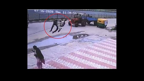 auto driver flown in air because of unfixed cable wire video viral
