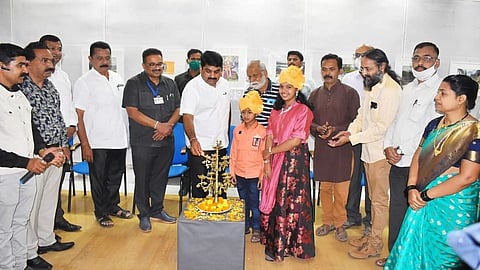 the painting exhibition of two students in kolhapur paintings went to ministry