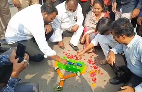 खड्यांचा 'बर्थडे' तो ही चक्क केक कापून; कुठे? वाचा सविस्तर