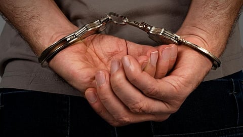 crime case in ratnagiri one bengali employee vaned gold from shop