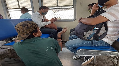 मध्य रेल्वे मार्गावर भिकारी आणि विक्रेत्यांचा सुळसुळाट; सरसकट प्रवाशांना मात्र प्रवासाची परवानगी नाही