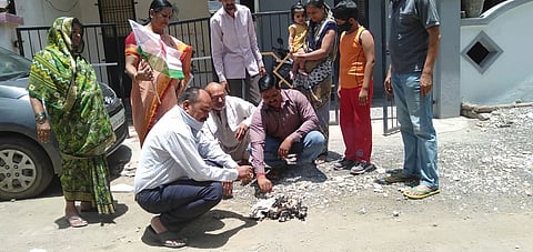 शेतकरी संघटनेचे मुठभर कापुस जाळुन आंदोलन