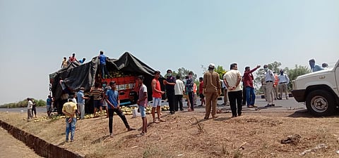 kolhapurkar help to truck driver on pune bangalore national highway