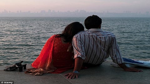 कट्ट्या-कट्ट्यावर "व्हॅलेंटाइन डे'ची चर्चा; काय देऊ तिला...