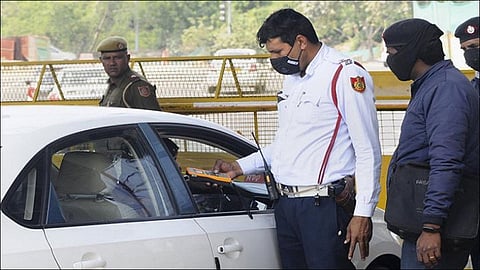 delhi police arrested fake ias in delhi roaming during lockdown