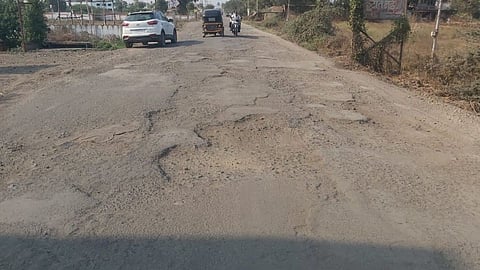 थेऊरफाटा ते थेऊर गाव रस्त्याची झाली दूरवस्था