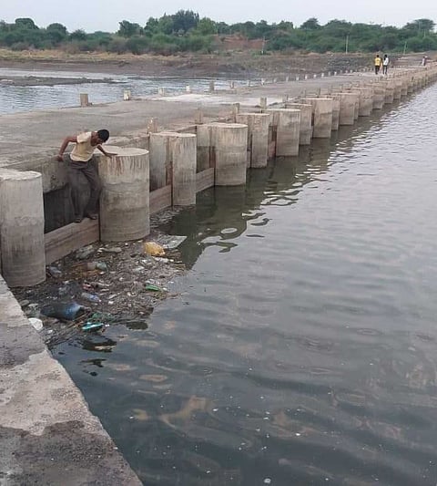 हे काय चालंय..! महाराष्ट्रातील पाणी कर्नाटकात पळविले