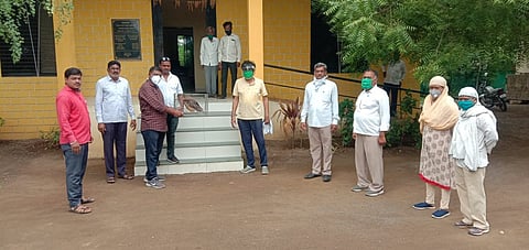 शिक्षकाने दाखवली भुतदया...आणि दोन दिवसापासून विहरीत पडलेल्या घुबडला मिळाले जीवनदान !