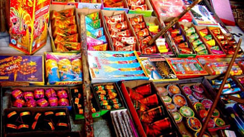 यंदा फटाक्यांचा आव्वाज कमीच; खरेदीसाठी ग्राहकांचा उत्साह कमी
