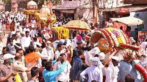Akola News; Hundreds of commuters and farmers harassed by dust on Dindi Marg