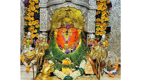 रांजणगावच्या महागणपतीला आकर्षक सुवर्ण अलंकार व फुलांची सजावट