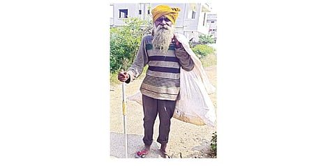 Ganesan of Chennai is filling his stomach by selling garbage in Nagpur