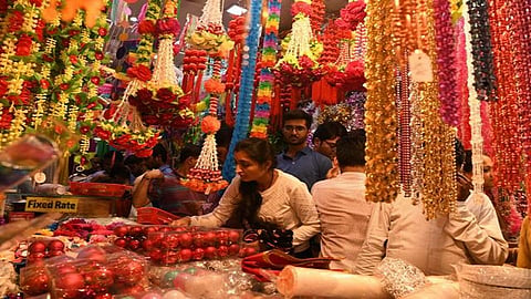 गणेशाेत्सवाच्या खरेदीसाठी लगबग