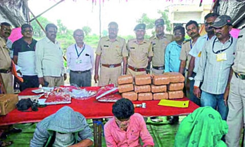 पांढरकवडा : अटक केलेल्या संशयित आरोपींसह कारवाई करणारे पोलिस पथक
