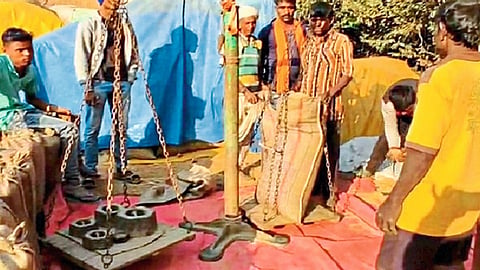 कोरची : जुन्याच मापाने केंद्रावर धान विक्री करताना शेतकरी.