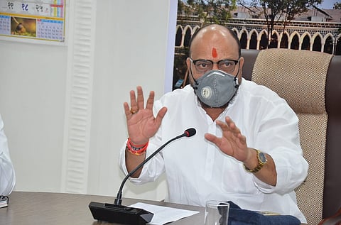 निधी आहे तरी खर्च होत नाही; मग काय पालकमंत्र्यांकडून यंत्रणा धारेवर