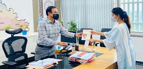 माजी मंत्री हर्षवर्धन पाटील यांच्या कन्या जिल्हाधिकाऱ्यांच्या भेटीला, कारण...