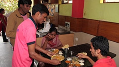 लढाई अस्तित्वाची... हॉटेल्स कामगारांची होतेय उपासमार