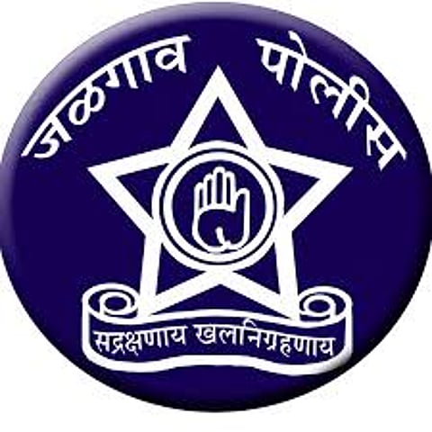 पोलिस ठाण्याच्या आवारात झोंबाझोंबी
