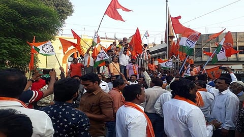 महाल : शिवाजी महाराज पुतळा परिसरात जल्लोष करताना शिवसेनेसह राष्ट्रवादी आणि राष्ट्रीय कॉंग्रेसचे पदाधिकारी.