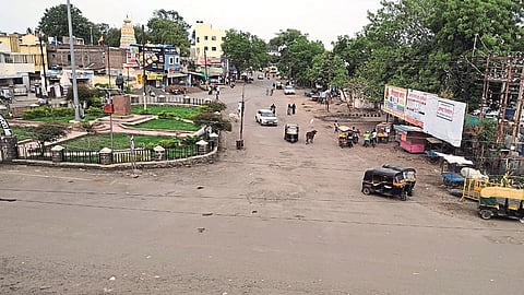 जालना ः भाजीपाला व फळविक्रीचे हातगाडे न लागल्याने बुधवारी मोकळा दिसणारा गांधी चमन परिसर.