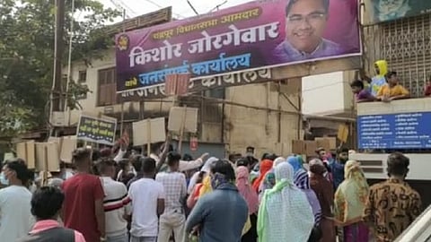 samajvadi party workers agitation for electric bill in front of mla kishor jorgewar house