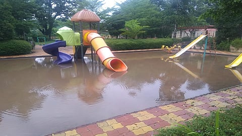 #PuneRains : जुनी सांगवीत उद्यानातील प्ले ग्राउंड बनले स्विमिंग पूल; खोदकामामुळे रस्त्यांवर चिखल
