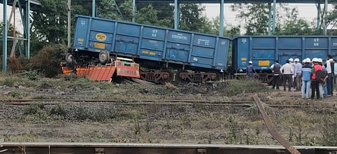 खापरखेडा ः ट्रकवर चढलेली कोळशाच्या मालगाडी डबा.