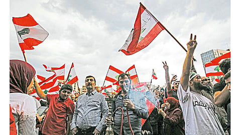 करवाढीच्या आणि भ्रष्टाचाराच्या निषेधार्थ लेबनॉनमध्ये झालेली उग्र निदर्शने.