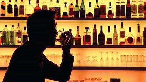 रेड झोन मुंबईतील दारूची दुकानं सुरु राहणार की होणार बंद? मुंबईकरांनो आधी वाचा नंतर महत्त्वाची बातमी..