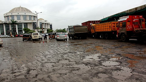पालिका मुख्यालयासमोरील रस्त्याला खड्डे पडले आहेत.