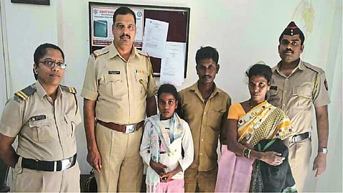 माणगाव : आश्विनीला तिच्या पालकांच्या स्वाधीन करताना बीट मार्शल व बडीकॉप कर्मचारी.