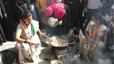 चुलीवर जेवण बनवत सिलेंडर दरवाढीच्या विरोधात राष्ट्रवादी काँग्रेसचं आंदोलन