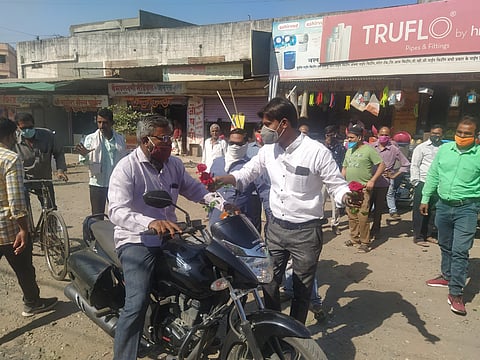 राष्ट्रवादी पक्षाची गांधीगिरी; खड्डेमय रस्त्यावरून जाणाऱयांना दिले गुलाबपुष्प !