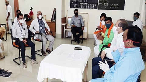 नांदेड - विष्णुपुरीतील डॉ. शंकरराव चव्हाण शासकीय वैद्यकीय महाविद्यालय व रुग्णालयात मंगळवारी आमदार बालाजी कल्याणकर यांनी वैद्यकीय विभागाचा आढावा घेतला.