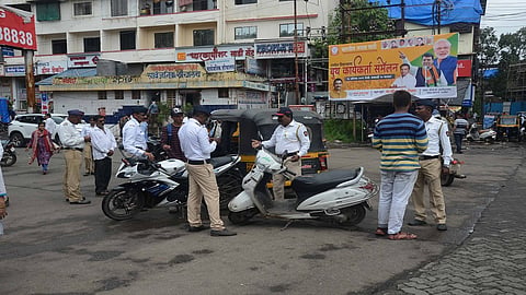 वाहनचालकांवर वाहतूक पोलिस कारवाई करताना.