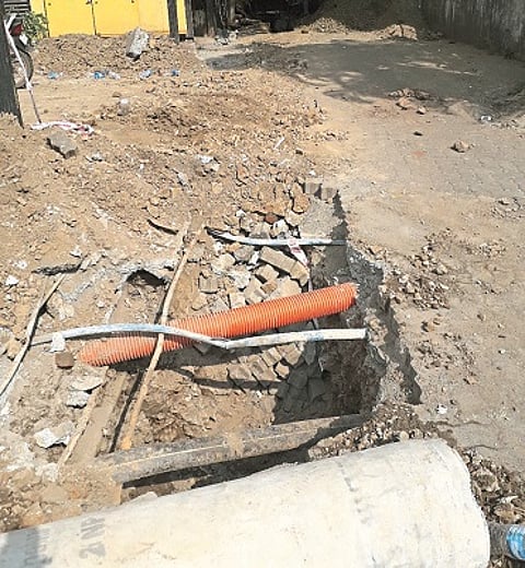 सदानंद हॉटेलशेजारील रस्त्याची दुरवस्था