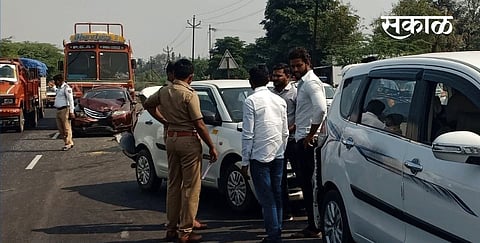 पुणे-सोलापूर महामार्गावर भांडगावात परिसरात चार वाहनांचा विचित्र अपघात