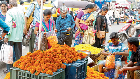 १ लाख किलो झेंडू बाजारात