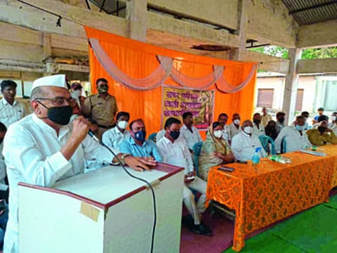 केळी पीकविम्याचा तिढा सोडवा अन्यथा रस्त्यावर उतरू !