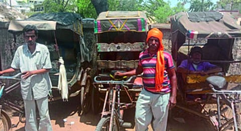 तुमसर : प्रवाशांच्या प्रतीक्षेत असलेले रिक्षाचालक.