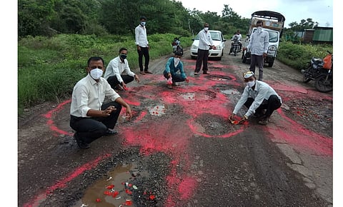 पुण्यातील 'या' गावात रस्त्यावर रांगोळी काढून पुरणपोळीचा नैवेद्य; काय आहे प्रकरण?