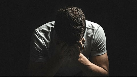 पत्नी आणि दोन मुलांना मागे ठेऊन कैलास यांनी स्टेशन ऑफिसमध्येच स्वतःला संपवलं, मन स्तब्द करणारी घटना