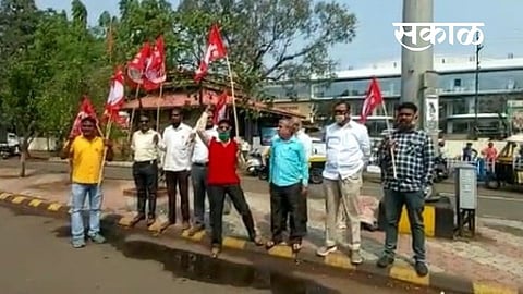 Rail Roko agitation of Kisan Sangharsh Samiti in Kolhapur support the farmer movement in Delhi farm act agriculture marathi news