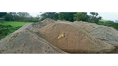 In Palus taluka, there is illegal transport of sand sangli marathi news