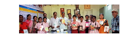 Gift To The school For 6300 Books In Memory Of Mother Kolhapur Marathi News